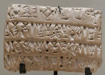 История письма: от наскальных рисунков до цифровой эры.