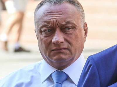 Как общественные ярлыки влияют на восприятие публичных фигур: мнение людей и их оценка дел